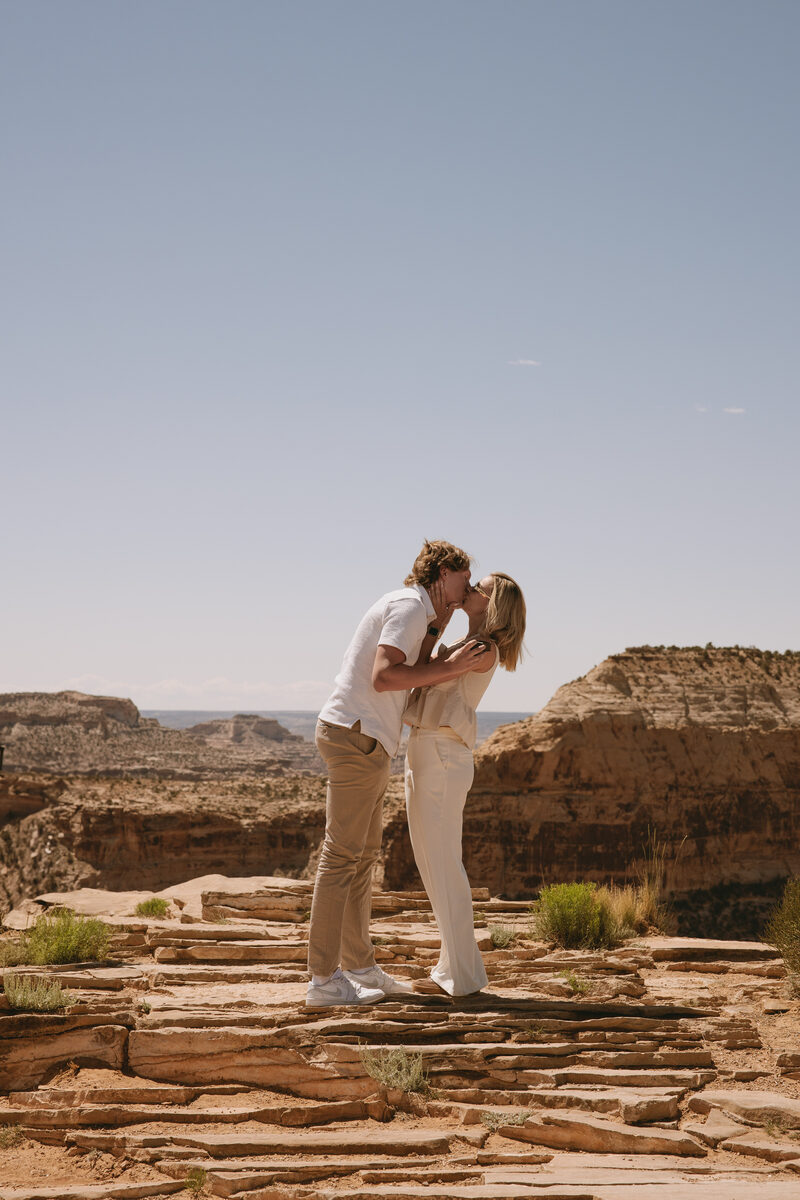 A kiss on the cliff